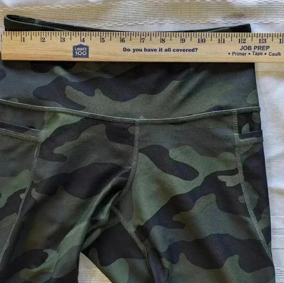M Petite Go-Dry High-Rise Camouflage Compression Leggings With Pockets - Picture 5 of 10